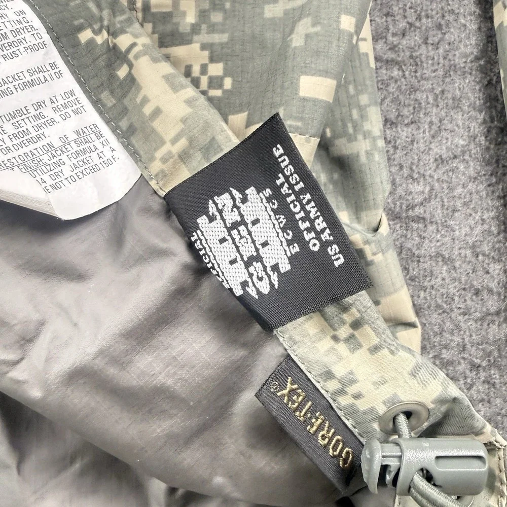 US Military Gen III Extreme Cold Wet Weather Jacket Gore Tex Digital Camo MEDIUM